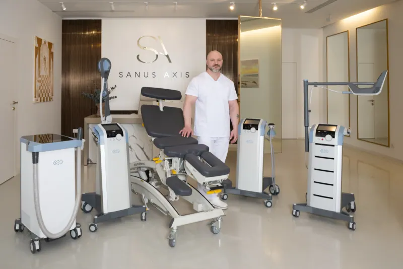 Specialist Sergii Ratushnyi with treatment equipment at Sanus Axis